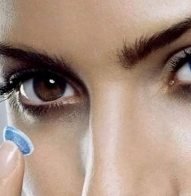 Медик рассказал о противопоказаниях к использованию контактных линз