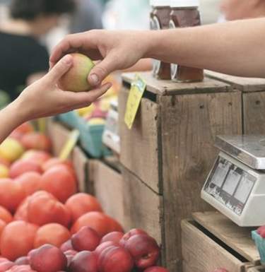 На рынке или в супермаркете: где лучше покупать продукты