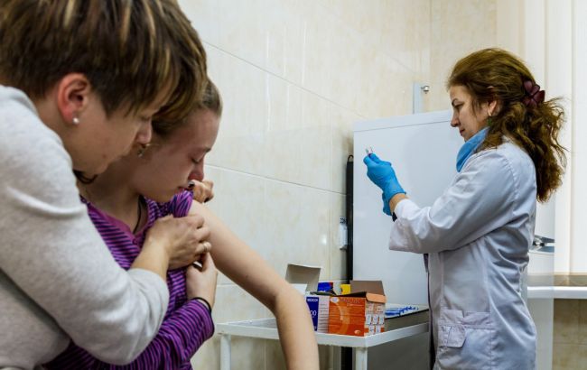 За сутки в Украине первой дозой вакцинировали почти 50 тысяч человек