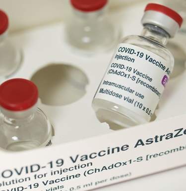 Тромбоз и эмболия. Проблемы вакцины от AstraZenecaСюжет