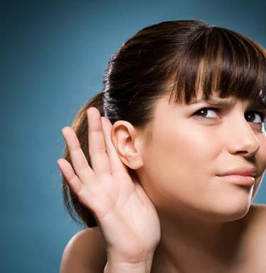Ученые рассказали, каким ухом нужно слушать людей
